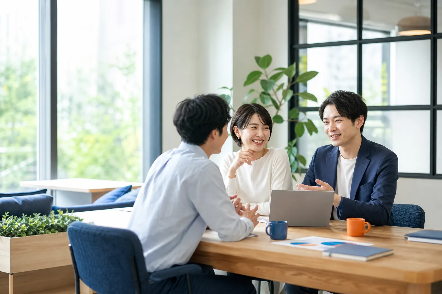 Wakutsukuのスタッフと和やかに打ち合わせをする様子